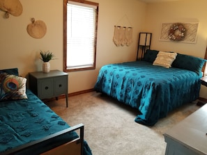 queen, daybed and trundle on main level