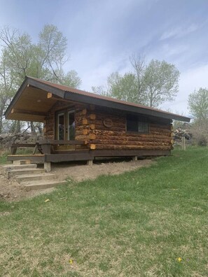 Welcome to Macy's Muse cabin!