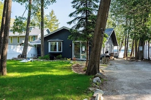 Enjoy the beautiful lake views at Paddler on the Bay