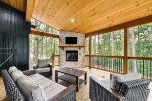 Covered Deck | Smart TV | Gas Fireplace