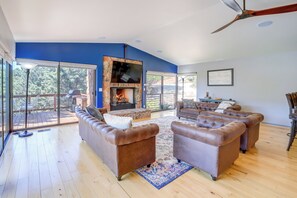 Living Room | Smart TV | Fireplace | Central Heating & A/C | Free WiFi