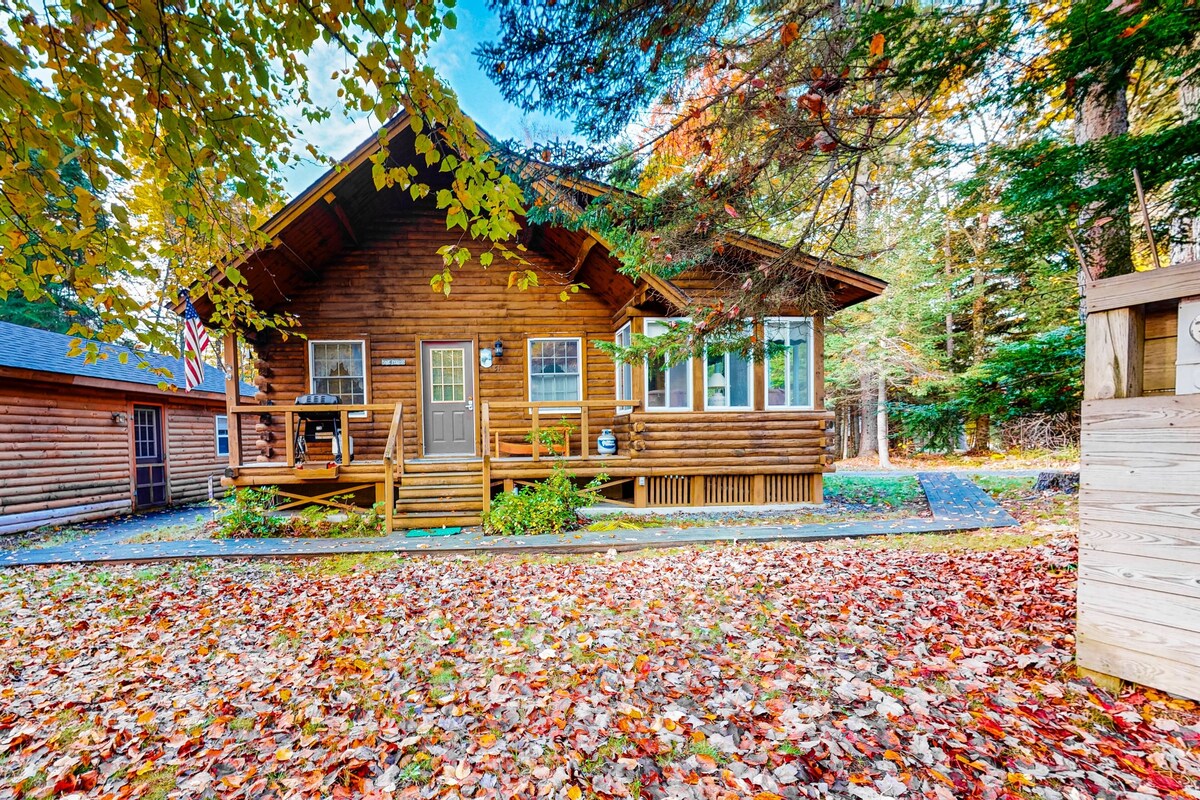 Cozy cabin with covered porch, firepit, grill, fireplace, & washer/dryer