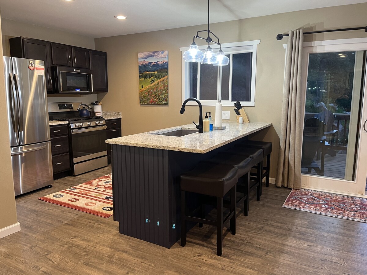 Cozy Cottage Getaway ✔️Hot tub ✔️Views ✔️Pet Friendly