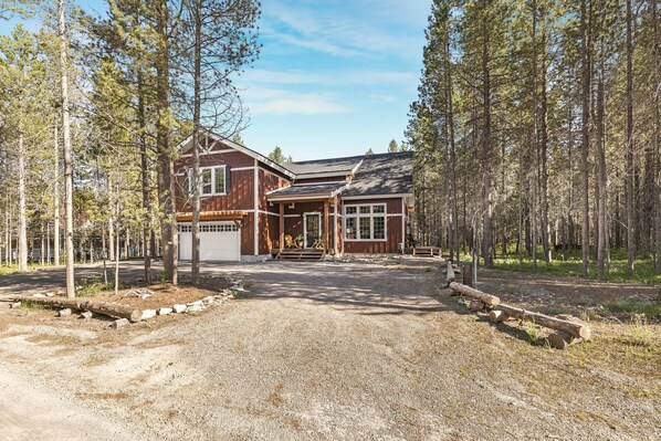 Uncle Chris' Cabin ~ pull thru drive for your parking needs
