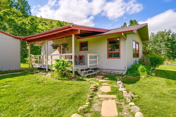 Red Lodge Vacation Rental | 2BR | 1BA | 1,384 Sq Ft | Stairs Required