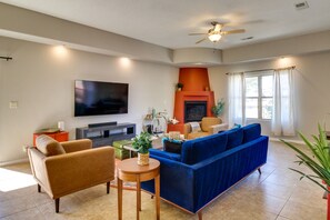 Living Room | Free WiFi | Smart TV | Gas Fireplace