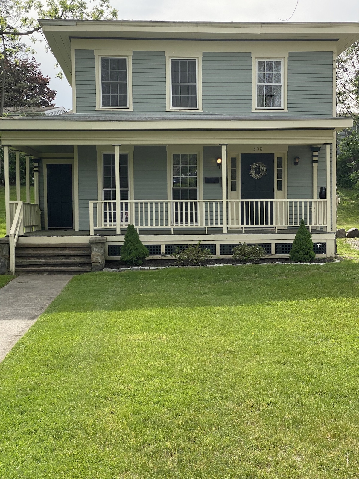 Wonderful apartment ! Great location ! 2 blocks to restaurants and stores