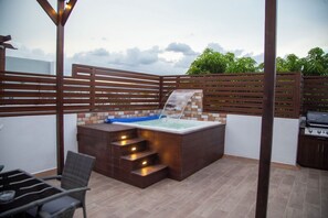 Outdoor spa tub