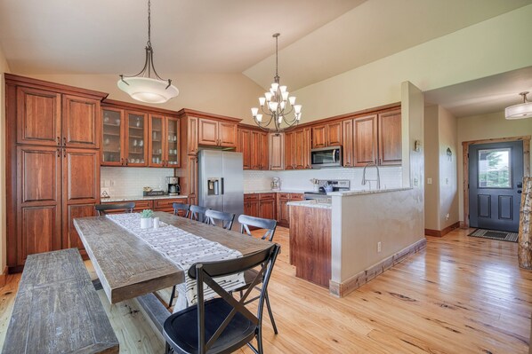 Large Kitchen/dining area. Great for hosting families
