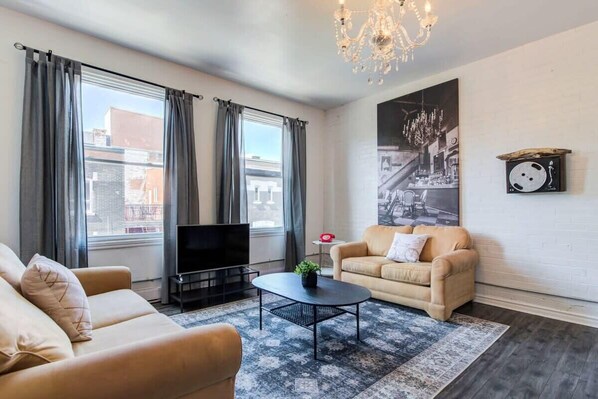 A 1,000 sq ft 2nd-floor apartment on Mont-Royal is a gem of a find!