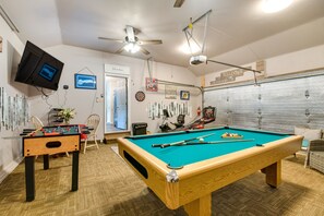 Game Room (Garage) | 1,800 Sq Ft Interior | Free WiFi