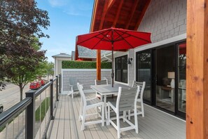 Outdoor dining & seating