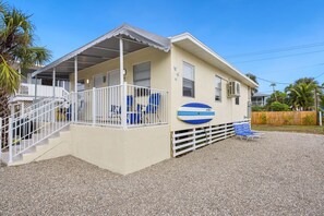 122 Fairweather Lane- Paddleboard is decorative !