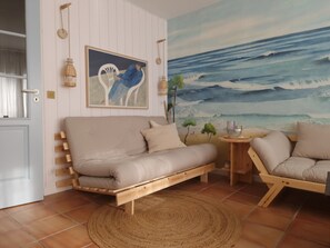 Salon spacieux et confortable avec décoration bord de mer 