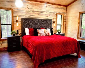 Master suite gorgeously carved king size bed, authentic décor & moon light 
