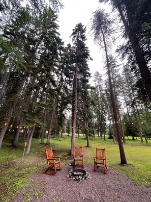 Fire pit area in back. The horses might come visit you as well!