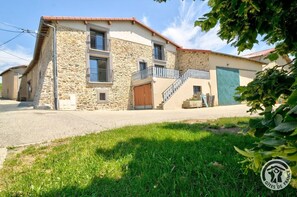 Le petit gîte du Tilleul à Chabanière, maison de vacances 3 chambres (Rhône, Coteaux du Lyonnais, entre Lyon et Saint-Etienne)