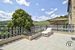 Le petit gîte du Tilleul à Chabanière, maison de vacances 3 chambres (Rhône, Coteaux du Lyonnais, entre Lyon et Saint-Etienne) : la terrasse surélevée.