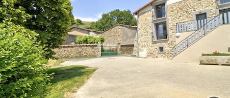 Le petit gîte du Tilleul à Chabanière, maison de vacances 3 chambres (Rhône, Coteaux du Lyonnais, entre Lyon et Saint-Etienne) : la maison et sa cour (non fermée).