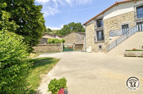 Le petit gîte du Tilleul à Chabanière, maison de vacances 3 chambres (Rhône, Coteaux du Lyonnais, entre Lyon et Saint-Etienne) : la maison et sa cour (non fermée).