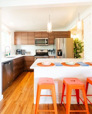 Fully-equipped kitchen with bar area