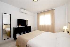 Master bedroom with king-size bed, air conditioning and flatscreen TV