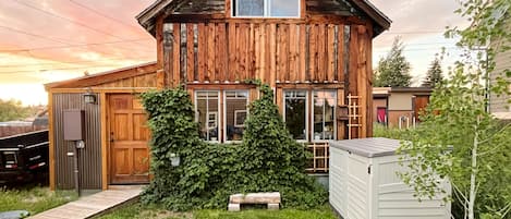 Built in 1888, this cabin has had many incarnations including a stable, a garage, and now, a modern renovated carriage house. 