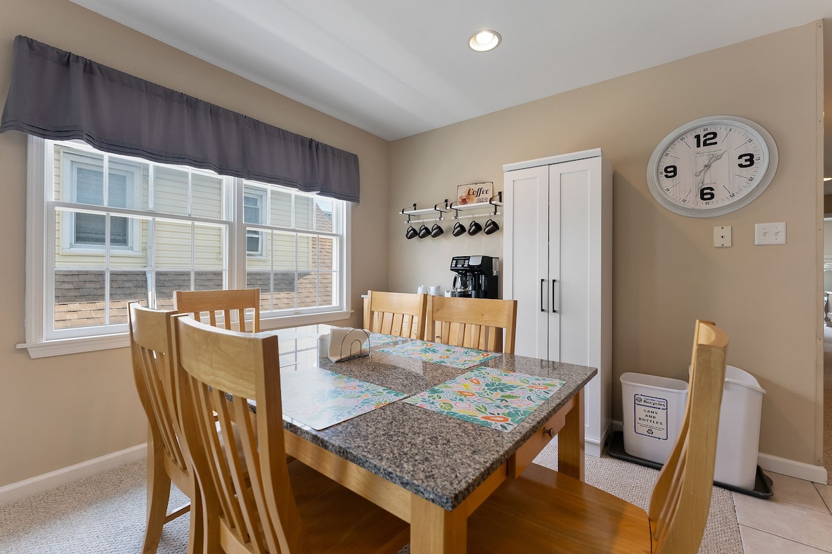 Tastefully remodeled and decorated end unit on beach block!