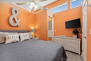 main bedroom - queen bed