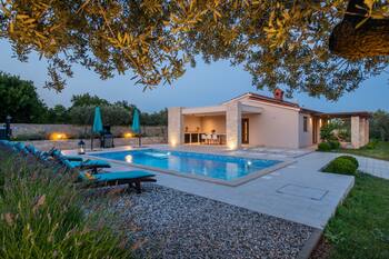 Villa Silentio with whirlpool, large garden, complete privacy & quiet location