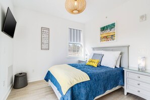 Yes, linens are provided on all beds!