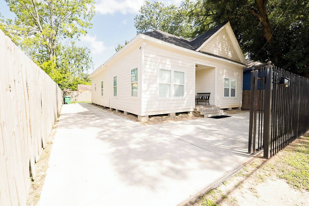 Beautiful Privately Gated Home Downtown Houston