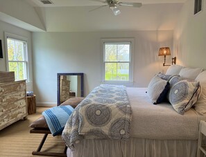 MASTER BEDROOM WITH ENSUITE BATHROOM (SHOWER NO TUB)