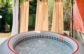 Bain à remous extérieur