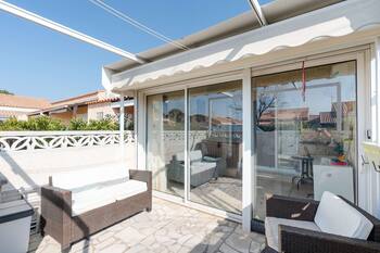 IB123 Pavilion studio mezzanine with WIFI in residence with swimming pool