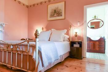 Ultimate Wine Travellers Stopover in Heritage Home at Winery in Langhorne Creek