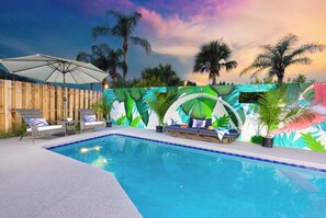 Sunsets, palm trees, and pool cabanas... all the tropical vibes await you!