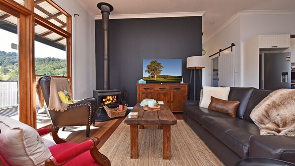 OMG! Comfortable living room with great views 