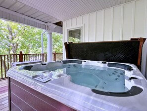 Beautiful new hot tub added May 2025