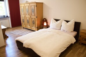 Schlafzimmer mit Doppelbett und Kleiderschrank