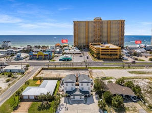 Stunning duplex 5 mins from PCB! Ocean views, top dining & beach access nearby!