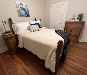 Double bedroom, 40"TV & hardwood floors