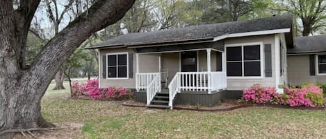 Cottage 1255sf Sleeps 6 2br 2 bath
Handicapped accessible Pet friendly