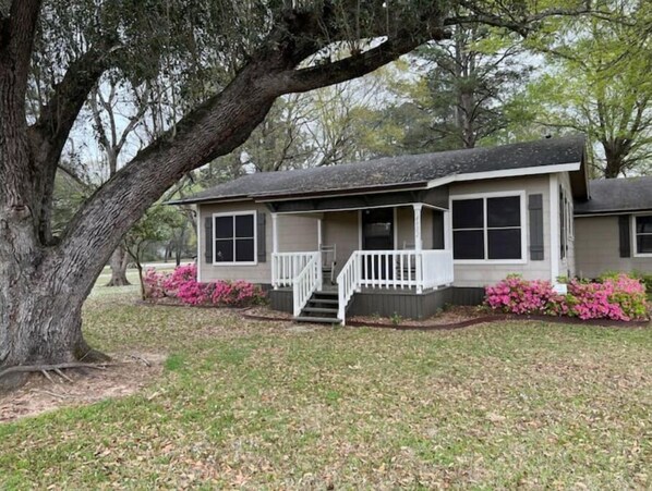 Cottage 1255sf Sleeps 6 2br 2 bath
Handicapped accessible Pet friendly