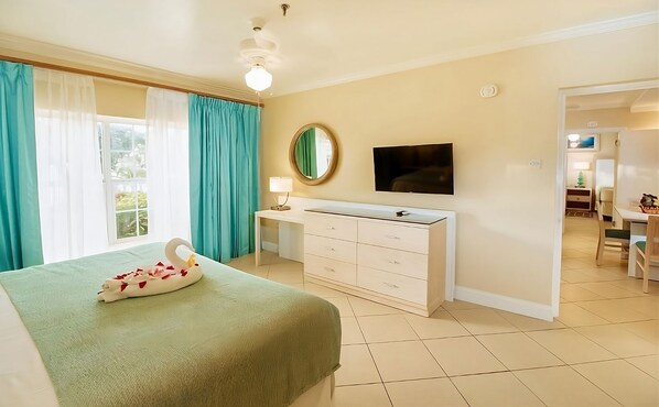 Unit with 1 King size bed. Exact unit will be assigned upon arrival. Views, colors and decor may vary.