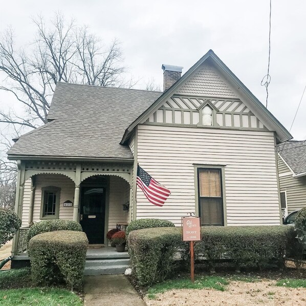 House is 2 blocks away from downtown Huntsville. 
