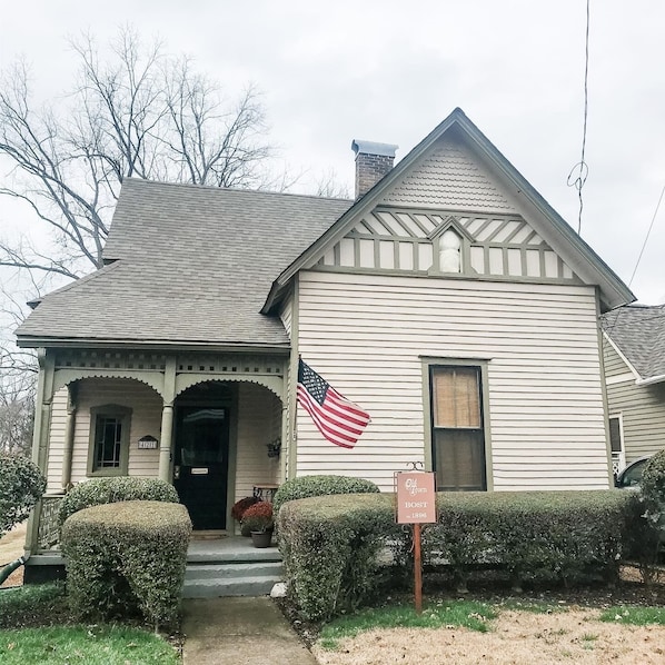 House is 2 blocks away from downtown Huntsville.