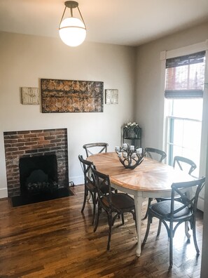 Eat-in kitchen for six people