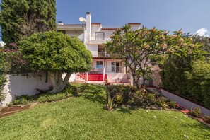 Garden with view to the property