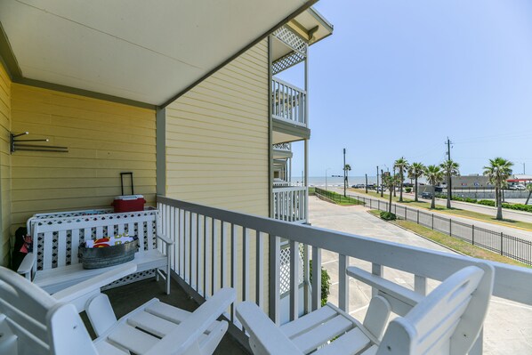 RELAXING BALCONY